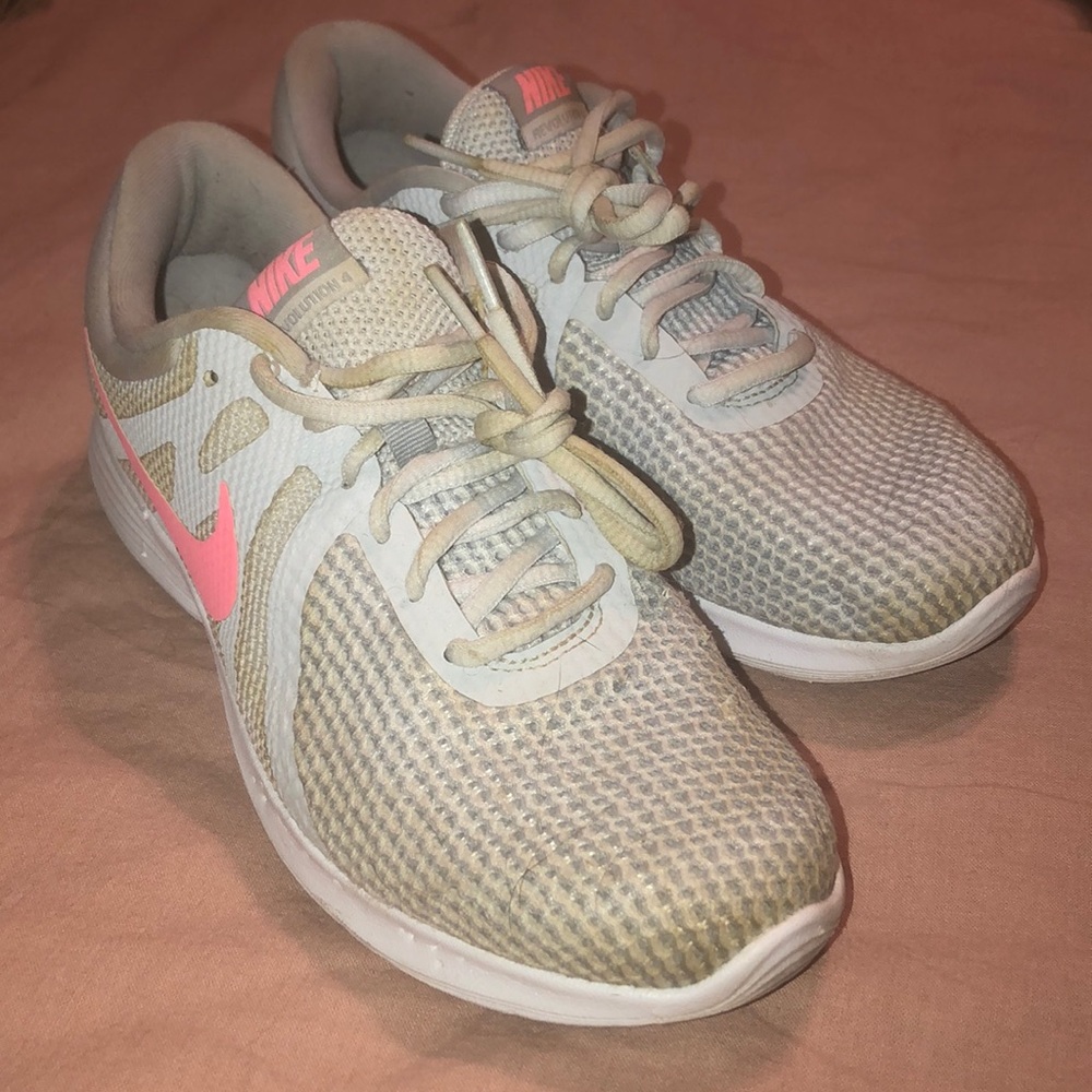 Nike Revolution 4